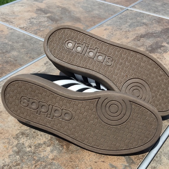 SOLD!!! Adidas sneakers black/white Size 2 youth - Picture 2 of 6